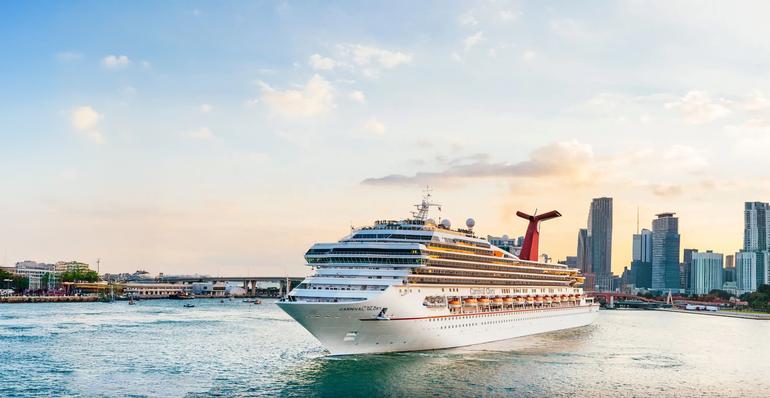 Stationnement extérieur près d'un aéroport au lever du soleil