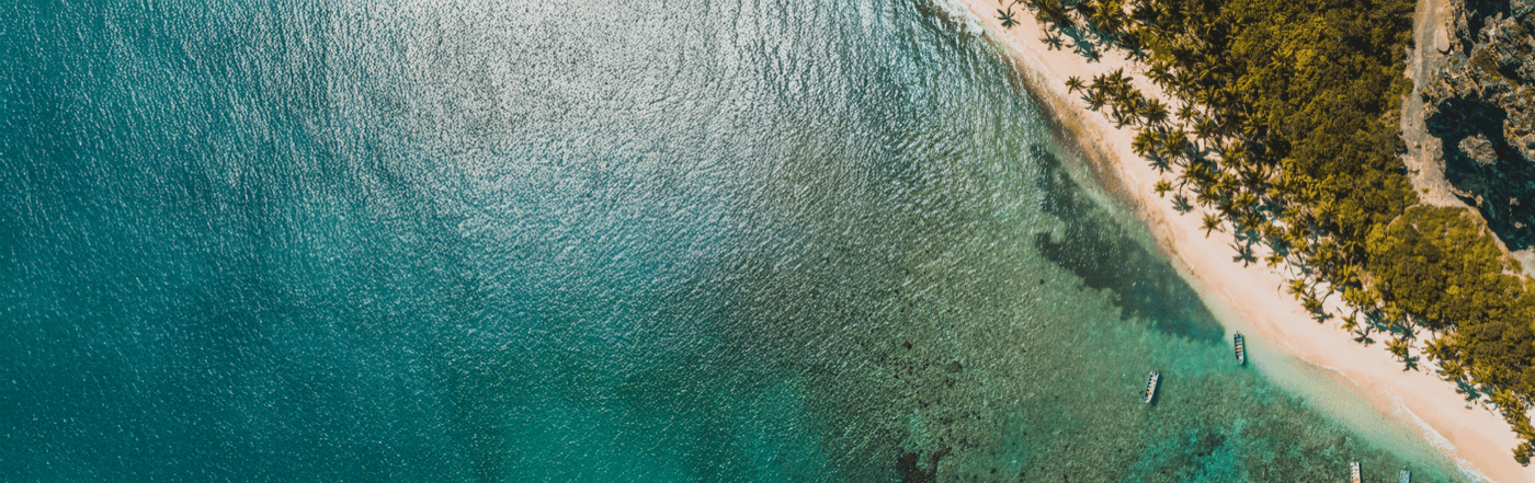 Vue aérienne d’un avion survolant des nuages colorés au coucher du soleil